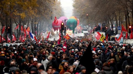 França – Após um primeiro recuo do governo de Edouard Philippe, os sindicatos continuam mobilizados