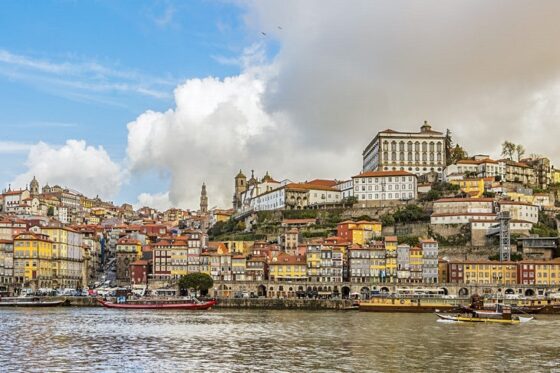 Cimeira Social da UE do Porto encarada sem entusiasmo em debate da BASE-FUT